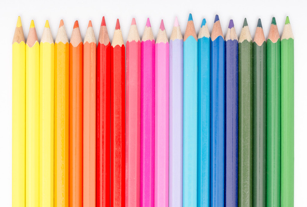 Цветные карандаши, расположенные в радужной линии
 - Фото, изображение