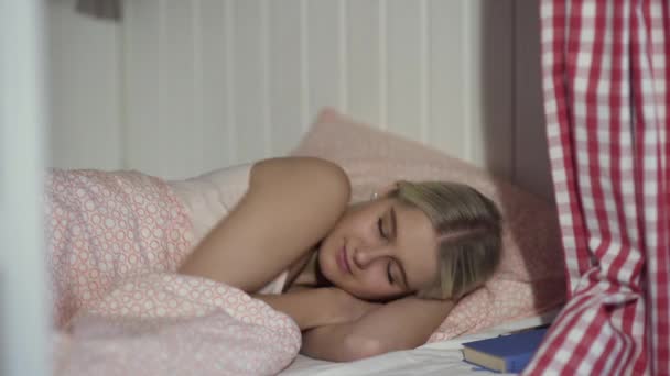 Jeune femme dort dans une chambre confortable auberge - Séquence, vidéo