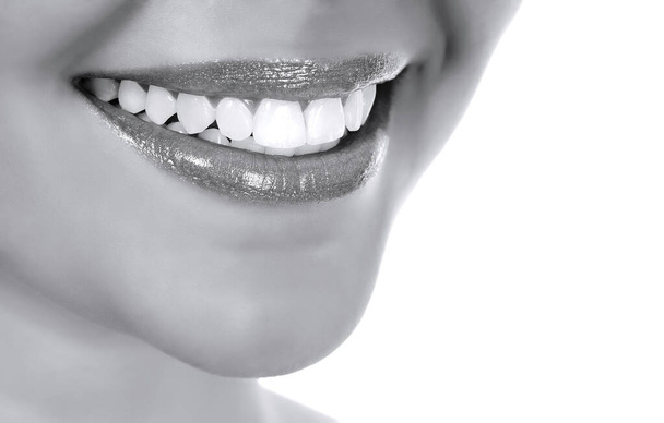 Mulher sorrindo, fundo branco, copyspace
 - Foto, Imagem