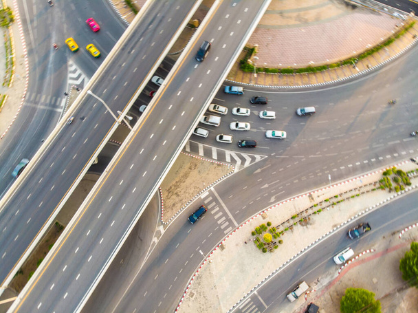 Transporte urbano cruce rotonda carretera puesta del sol vista aérea
 - Foto, imagen