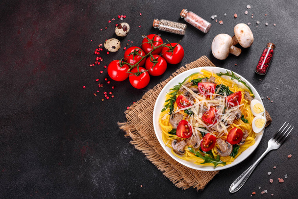 Σπαγγέτι με μανιτάρια, τυρί, σπανάκι, ροκόλα και ντοματίνια. Ιταλική κουζίνα, Μεσογειακή κουλτούρα - Φωτογραφία, εικόνα