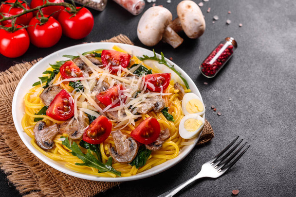 Mantarlı spagetti, peynir, ıspanak, rukkola ve vişneli domates. İtalyan yemeği, Akdeniz kültürü - Fotoğraf, Görsel