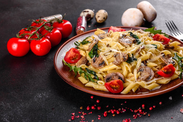 Паста с грибами, сыром, шпинатом, рукколой и помидорами черри. Итальянские блюда, средиземноморская культура
 - Фото, изображение