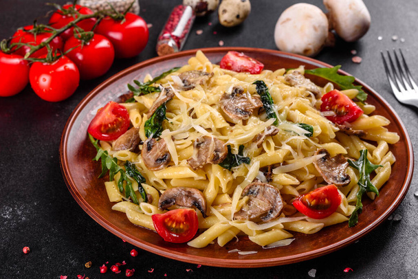 Pasta met champignons, kaas, spinazie, rukkola en kerstomaten. Italiaanse schotel, mediterrane cultuur - Foto, afbeelding