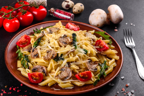 Pasta con champiñones, queso, espinacas, rukkola y tomates cherry. Plato italiano, cultura mediterránea
 - Foto, Imagen