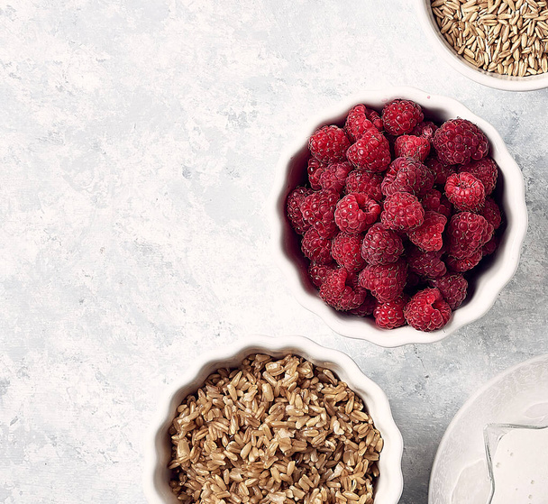 healthy breakfast ingredients: raspberries and oatmeal - Foto, Imagem