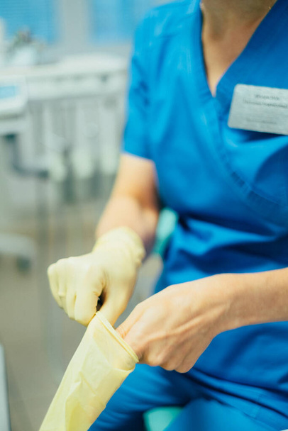 Zahnarzt legt medizinische Handschuhe an, Nahsicht  - Foto, Bild