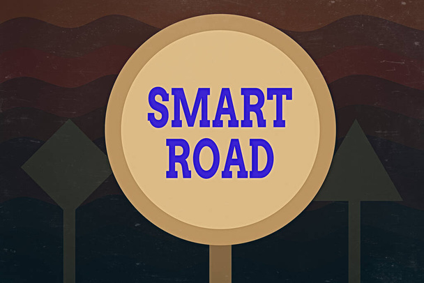 Käsiala teksti Smart Road. Käsite, joka tarkoittaa useita eri tapoja, joilla teknologiat on sisällytetty teihin Kolme tyhjää turvallisuusliikennemerkkiä Yksi valaistu ja kaksi pimeän kadun opastetta
. - Valokuva, kuva