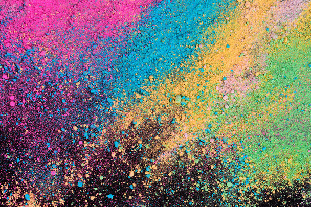 Взрыв цветного пигментного порошка на черном фоне. Живые цветные частицы пыли текстурированный фон
. - Фото, изображение