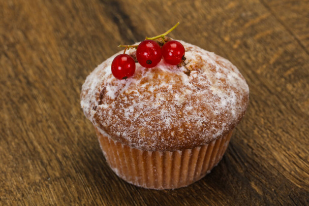 Sweet tasty muffin with red currants berries - Photo, Image
