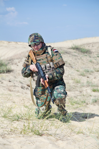 soldato con fucile AK
 - Foto, immagini