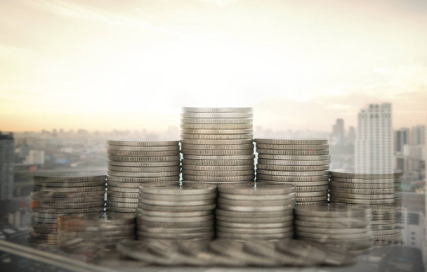 фінанси та концепція зростання вартості грошей. схема стека монет з міським бізнес-фоном
. - Фото, зображення