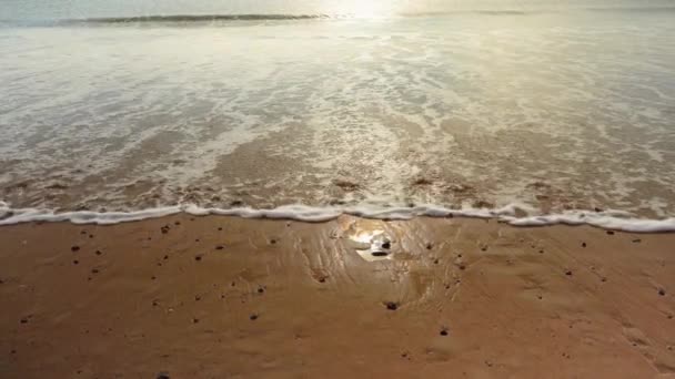 A hullámok gyönyörűen hullanak a homokos tengerpartra. - Felvétel, videó