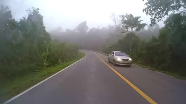 Auto fährt auf nebliger Bergstraße im Nordosten Thailands - Filmmaterial, Video