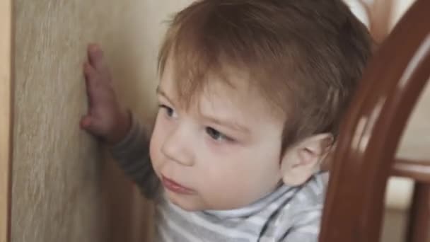Baby boy peeps out the door - Felvétel, videó