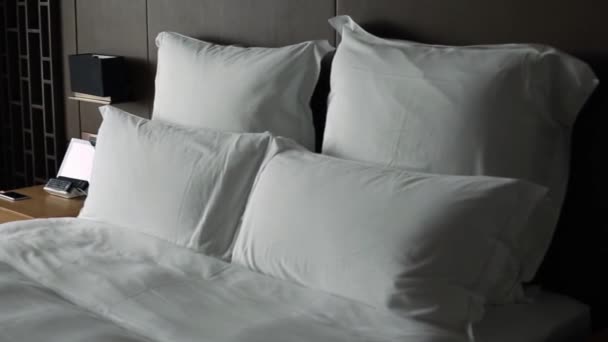 Ein Doppelbett mit weißen Laken in einem Hotelzimmer-Dan - Filmmaterial, Video