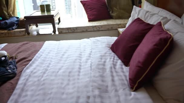 4K manželská postel s bílými prostěradly v hotelovém pokoji Dan - Záběry, video