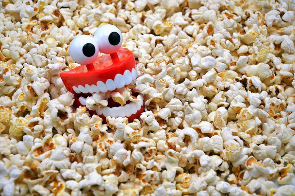 Popcorn mit Zähnen Spielzeug - Foto, Bild