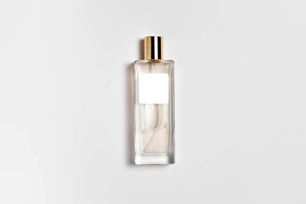 Frasco de perfume transparente Mock-up com rótulo em branco isolado em um fundo branco. Foto de alta resolução
. - Foto, Imagem