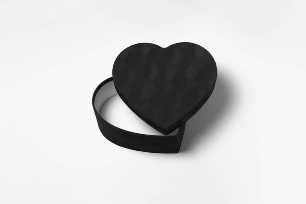 Fekete Szívdoboz. Nyissa ki az üres fekete ajándék doboz szív alakú elszigetelt fehér hátter.Nagy felbontású fénykép.Mock-up. - Fotó, kép