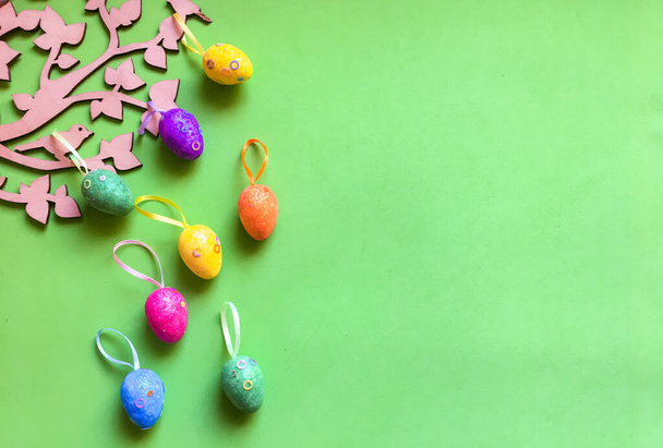 色の背景にカラフルな卵は素晴らしいイースターの休日の喜びと幸せを象徴しています. - 写真・画像