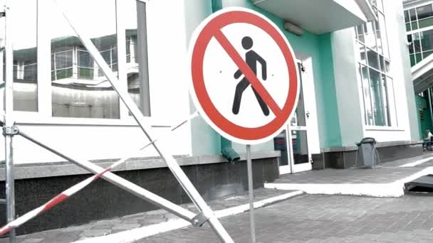 Un cartello no-pass con una persona incrociata si trova fuori da un edificio su un'area recintata, in una giornata estiva soleggiata e ventosa all'aria aperta. Video HD
 - Filmati, video
