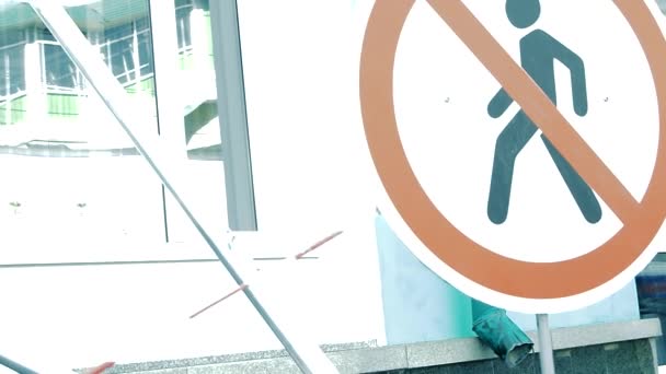 Un letrero sin pase con una persona cruzada se encuentra fuera de un edificio en una zona vallada, en un día soleado y ventoso de verano al aire libre. Video HD
 - Imágenes, Vídeo