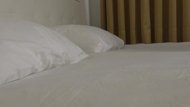 4k, komik Asyalı kadın yatağa atlıyor, gülümsüyor ve uykuya dalıyor. - Video, Çekim