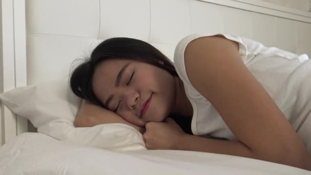 4k,美しいですアジアの女の子眠っていると笑顔で彼女の睡眠-ダン - 映像、動画