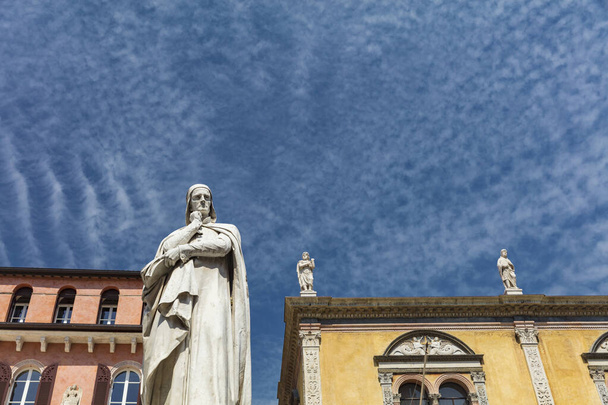 Verona, Itálie, Evropa, srpen 2019, Socha Dante Alighieri na Piazza dei Signori - Fotografie, Obrázek