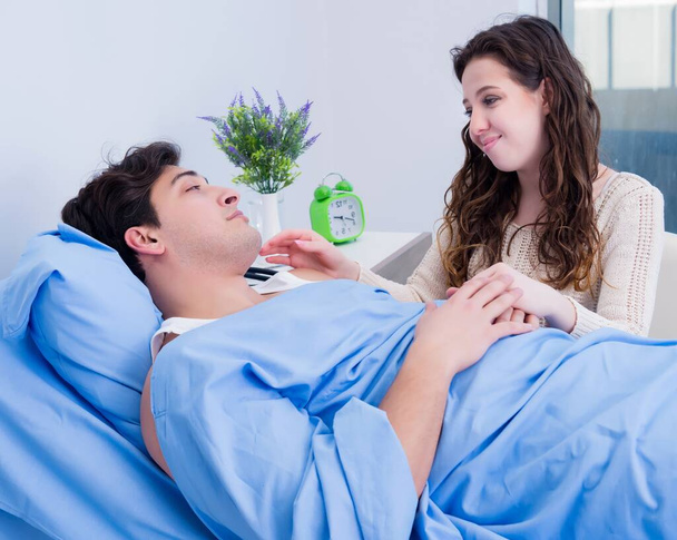 Femme visitant mari malade dans la chambre d'hôpital - Photo, image