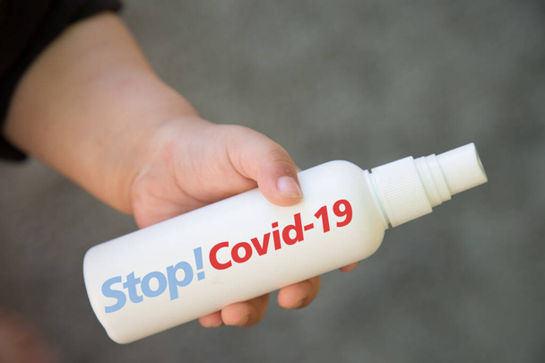 消毒用クリーニングジェル付きの子供用ハンドホルダーボトルを閉じます。子供たちは、コロナウイルス、 Covid-19を防ぐために手を洗うためにアルコールジェルを使用しています。世界的な流行危機. - 写真・画像