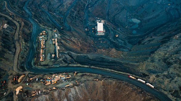 Vista aérea da mineração de minério de ferro, Panorama de uma mina a céu aberto extraindo minério de ferro, preparando-se para explodir em uma pedreira minério de ferro, obras explosivas em poço aberto
 - Foto, Imagem