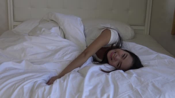 4k, linda chica asiática sonriendo en la cama y mirando a camera-Dan
 - Metraje, vídeo