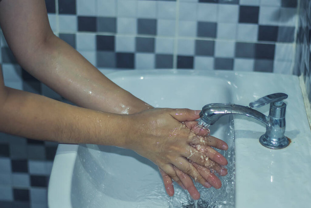 Lávese las manos con jabón para prevenir covid 19, lávese las manos para prevenir epidemias
. - Foto, Imagen