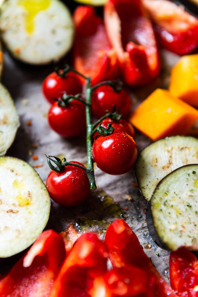 Zdrowa kolacja Detox z różnych warzyw, takich jak bakłażan, czerwony pieprz, pomidory wiśniowe, dynia. Kawałki surowych warzyw przygotowane do prażenia, prosty rodzinny posiłek - Zdjęcie, obraz