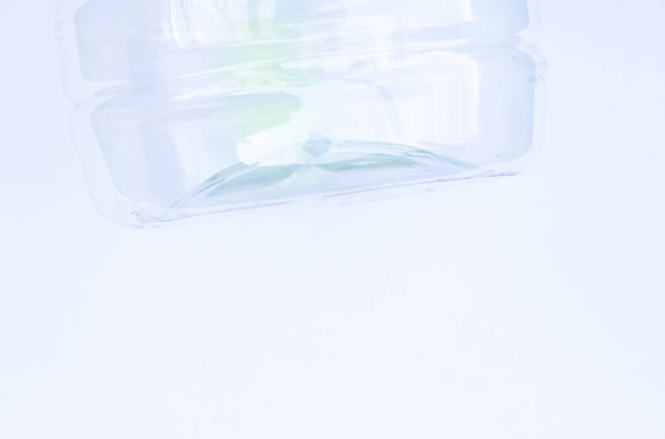 πλαστικό μπουκάλι με καπάκι και λαβή σε λευκό φόντο - Φωτογραφία, εικόνα