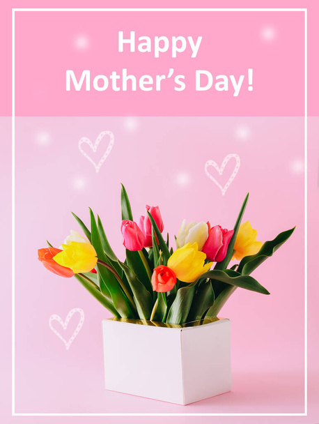 Cartão de dia das mães com belas tulipas na caixa de presente. Fundo rosa com texto
 - Foto, Imagem