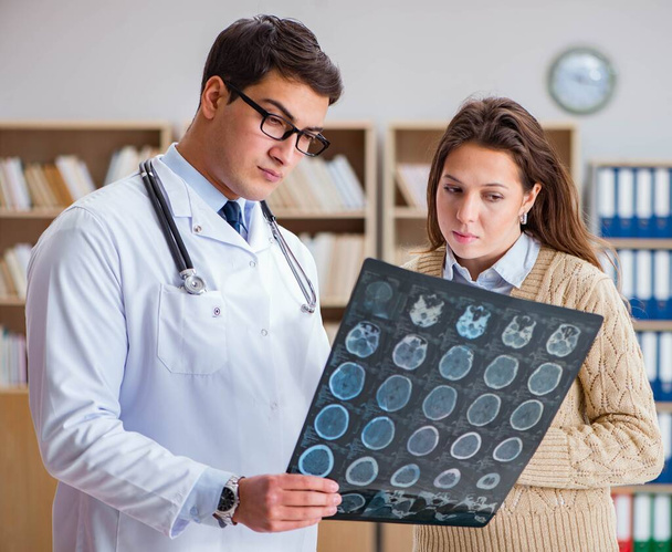 Jeune médecin regardant la tomographie par ordinateur image radiographique - Photo, image