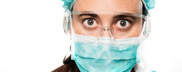女性医師は、保護顔マスクとコロナウイルスに対する眼鏡を着用。バナーパノラマ医療スタッフ予防ギア。隔離された医師コロナウイルス. - 写真・画像