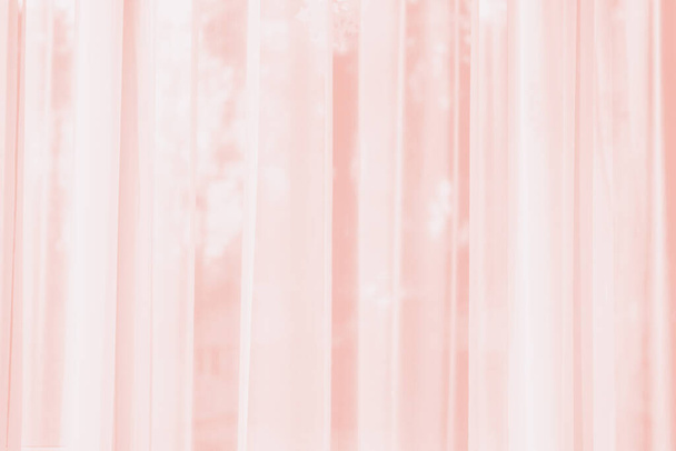 Zonlicht door het gordijn, venster getint in trendy kleur 2020 koraal roze. Ochtend licht achtergrond. - Foto, afbeelding