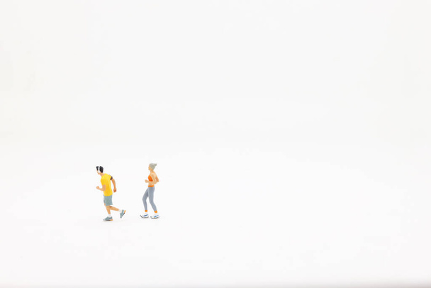 10 april 2020 Close-up van man runner miniatuurfiguur rennende mensen - Foto, afbeelding