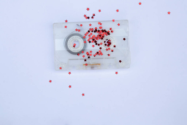 casete de película vieja con destellos rojos sobre un fondo aislado
 - Foto, Imagen