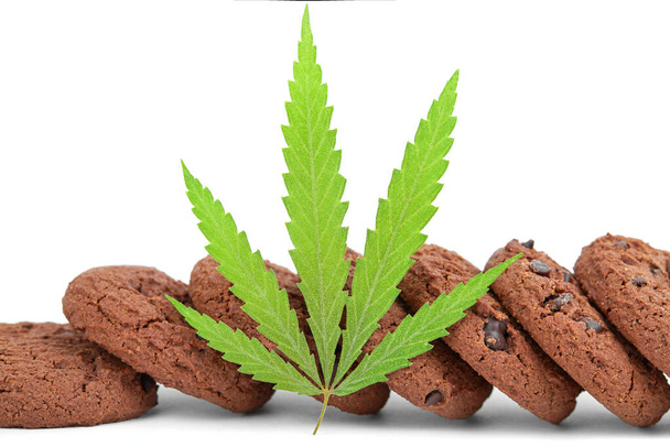 Biscotti al burro di cannabis al cioccolato con marijuana e canapa, biscotti sani su sfondo bianco isolato. Cannabis CBD Cannabidiolo con canapa. marijuana medica per uso alimentare
 - Foto, immagini