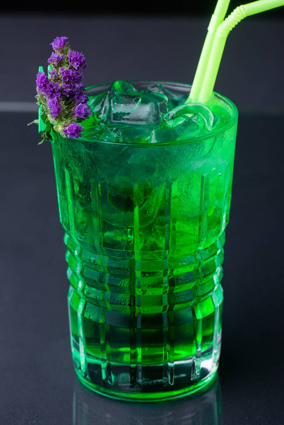 green refreshing alcoholic mint cocktail. peppermint lemonade - Fotografie, Obrázek