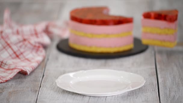 Кусок торта с ванильным печеньем, малиновым муссом и желе, сладкая выпечка
. - Кадры, видео