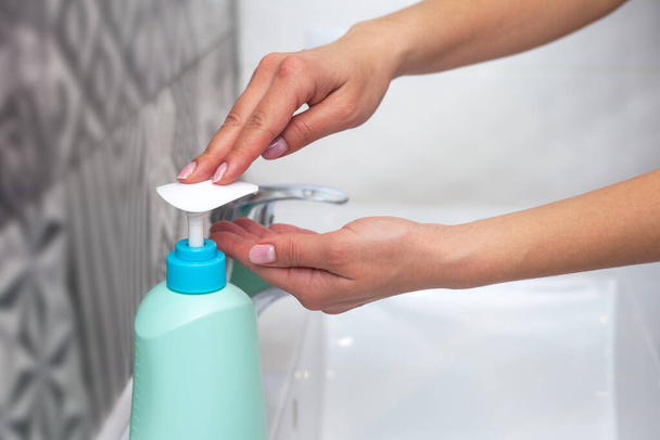 Lavarse las manos. Una mujer usa jabón para lavarse las manos. concepto de higiene. Primer plano
 - Foto, imagen