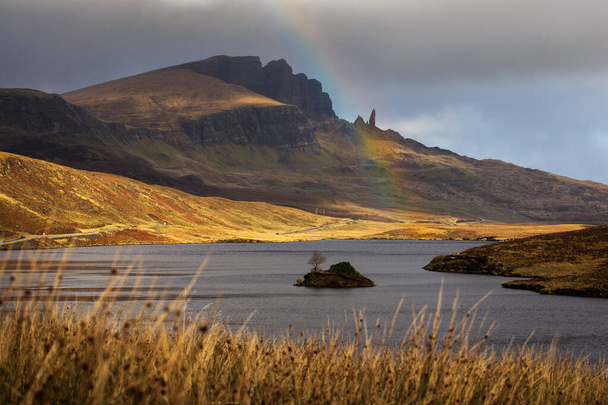 Leathan Gölü ve Storr kaya oluşumlarının yaşlı adamı, Skye Adası, İskoçya. Kavram: tipik İskoç manzarası, sükunet ve sükunet, özellikle morfoloji - Fotoğraf, Görsel