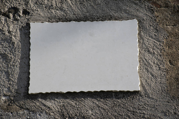пустая мраморная доска висит на бетонной стене
 - Фото, изображение