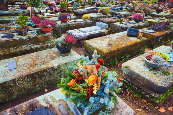 linhas de lápides no cemitério
  - Foto, Imagem